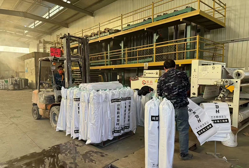 Vilka är egenskaperna hos polymerens självhäftande vattentäta membran